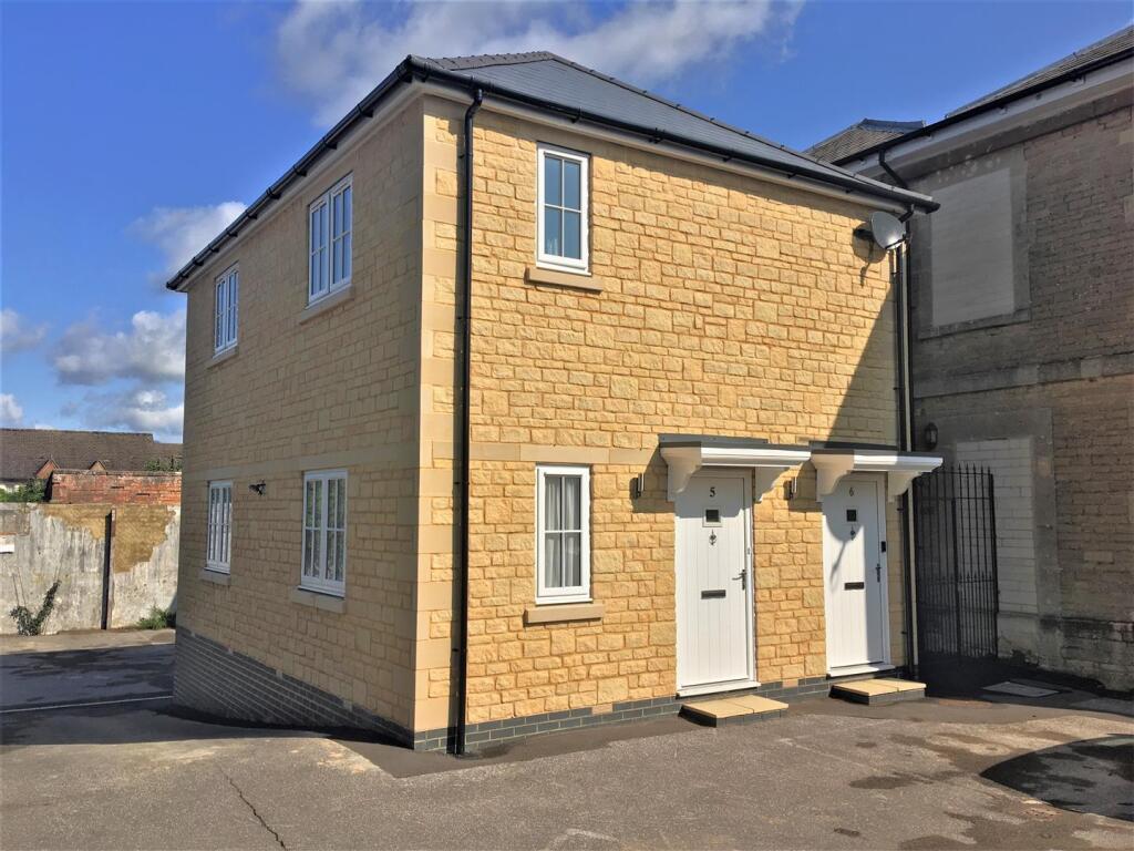 1 bed 1st Floor Flat for rent in Chippenham. From Strakers - Devizes & Pewsey Vale