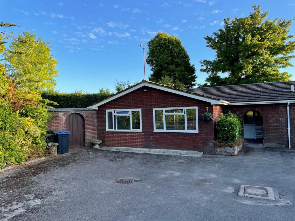 1 bed Bungalow for rent in Market Lavington. From Strakers - Devizes & Pewsey Vale