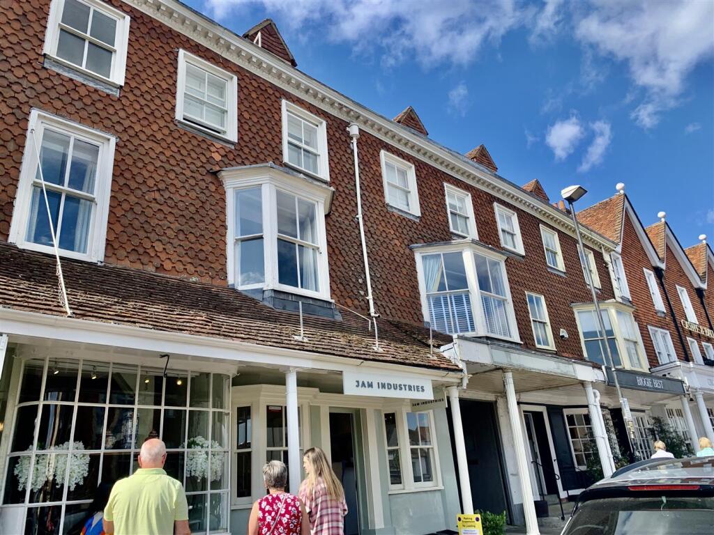 1 bed 1st Floor Flat for rent in Marlborough. From Strakers - Devizes & Pewsey Vale