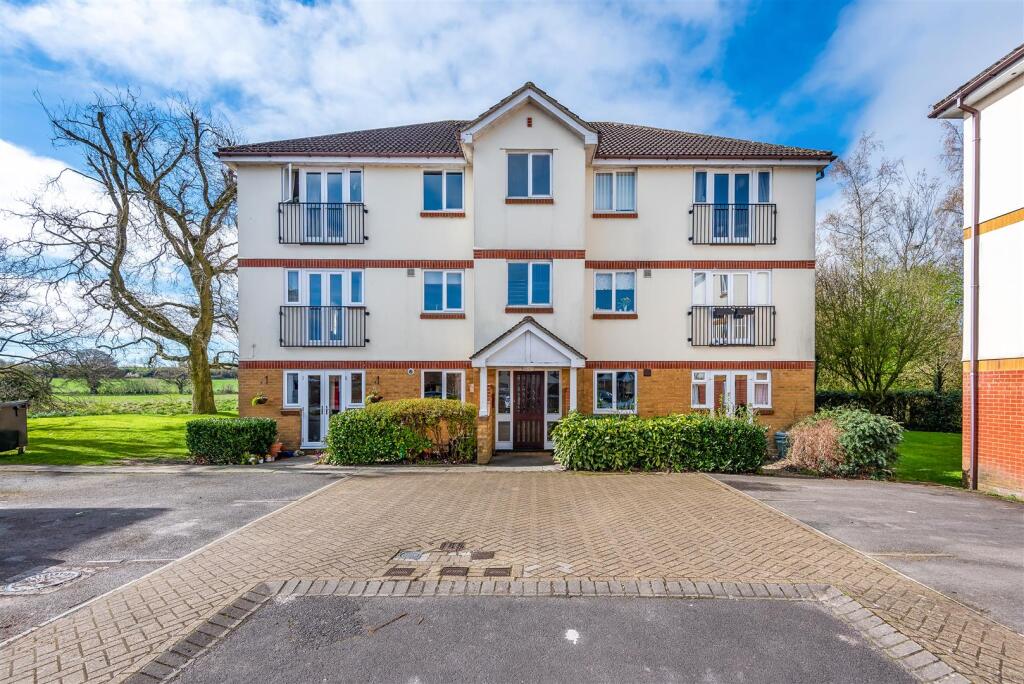 2 bed 1st Floor Flat for rent in Devizes. From Strakers - Devizes & Pewsey Vale