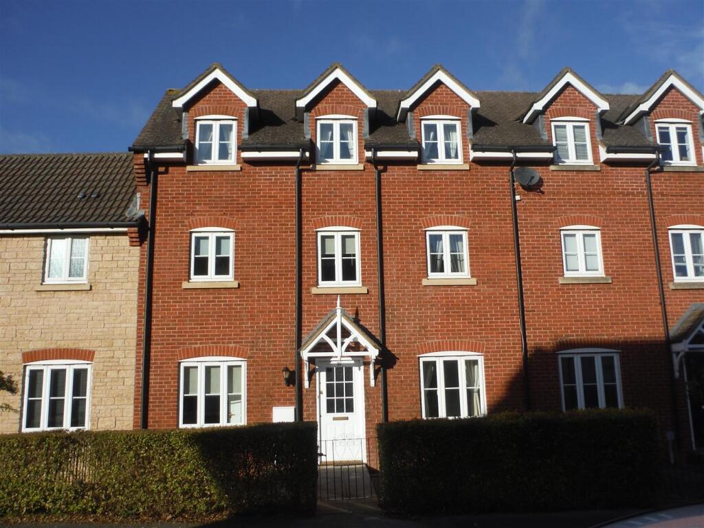 3 bed Mid Terraced House for rent in Bremhill. From Strakers - Devizes & Pewsey Vale