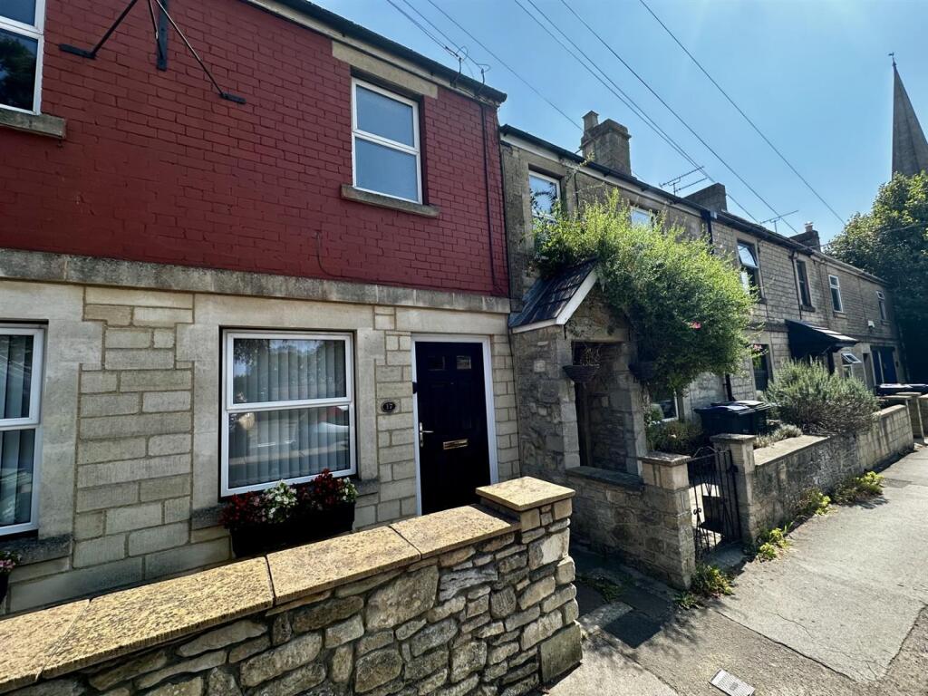 2 bed 1st Floor Flat for rent in Chippenham. From Strakers - Devizes & Pewsey Vale