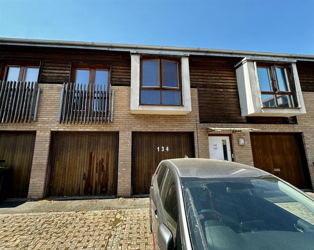 2 bed 1st Floor Flat for rent in Chippenham. From Strakers - Devizes & Pewsey Vale