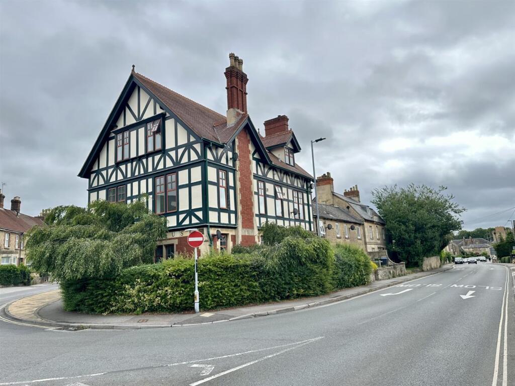 1 bed 1st Floor Flat for rent in Chippenham. From Strakers - Devizes & Pewsey Vale