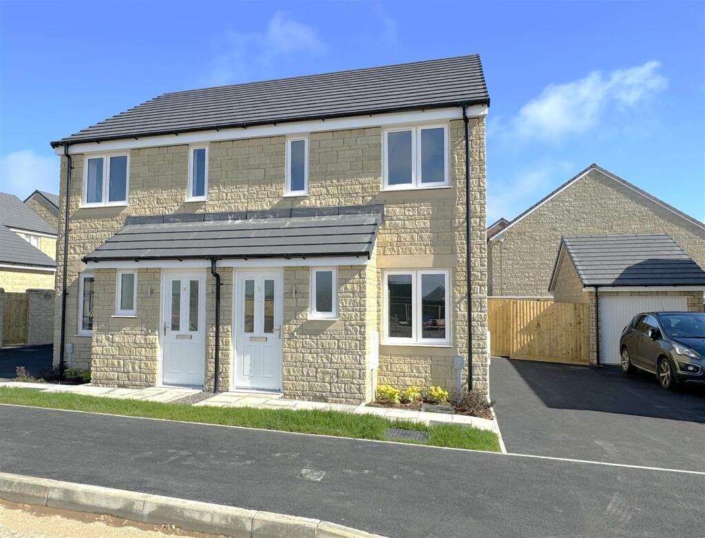 2 bed Semi Detached for rent in . From Strakers - Malmesbury