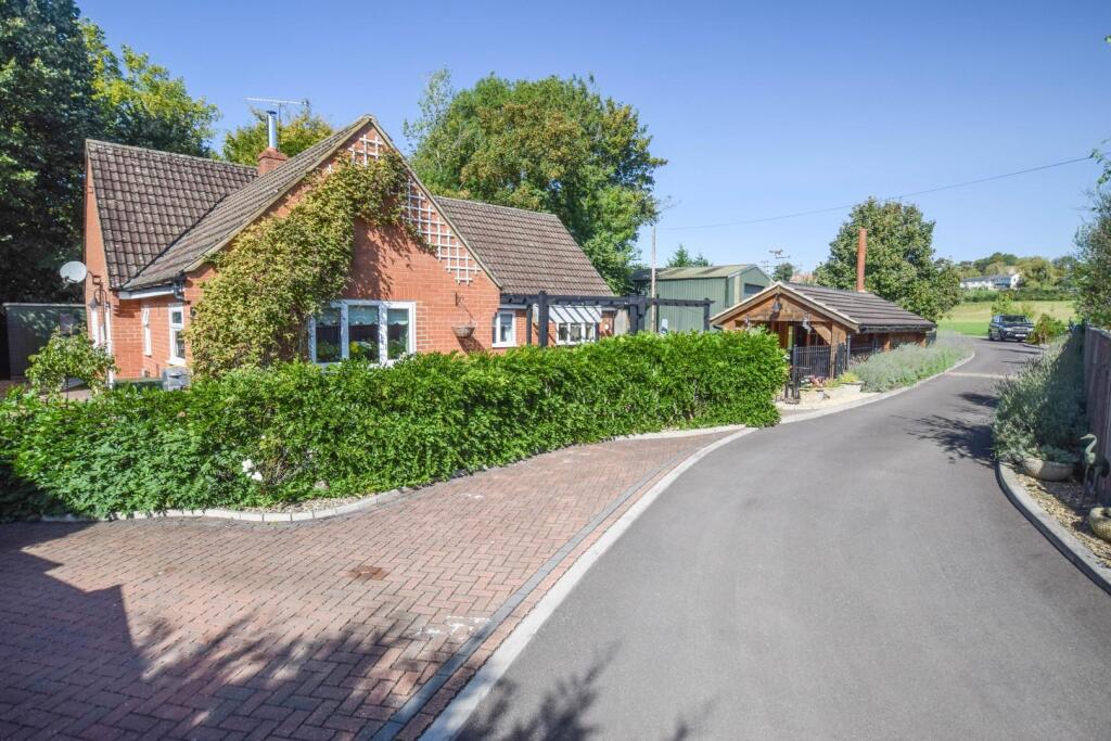 4 bed Detached bungalow for rent in Little Somerford. From Strakers - Malmesbury
