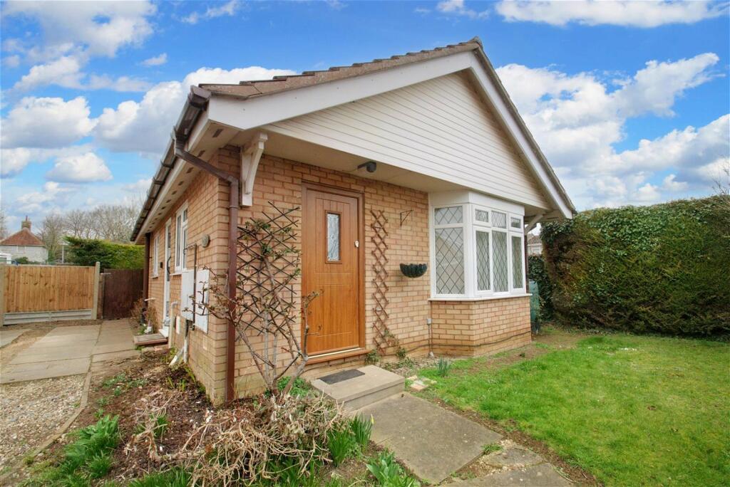 2 bed Detached bungalow for rent in Ampthill. From Orchards Estate Agents