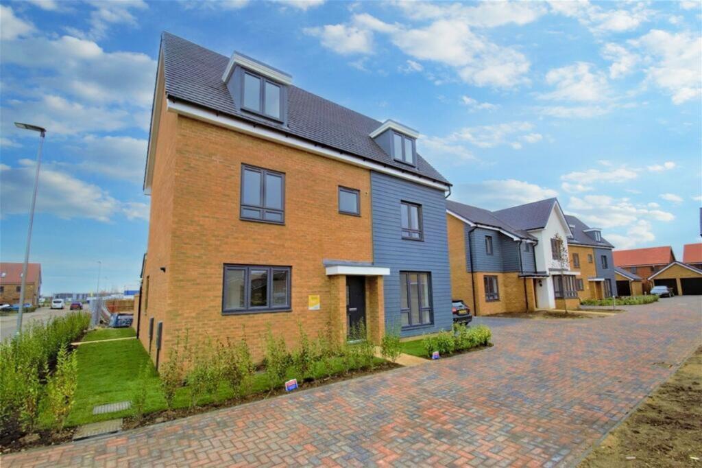 5 bed Detached for rent in . From Orchards Estate Agents - Bedfordshire 5 bed Detached for rent in . From Orchards Estate Agents - Bedfordshire