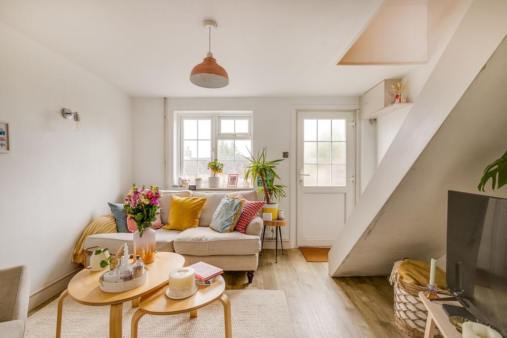 2 bed Mid Terraced House for rent in Ampthill. From Orchards Estate Agents - Bedfordshire
