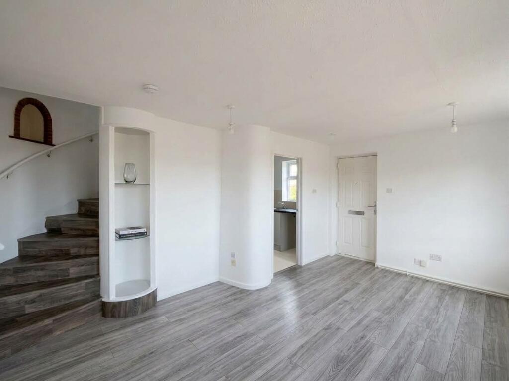 1 bed Mid Terraced House for rent in Luton. From Orchards Estate Agents - Bedfordshire