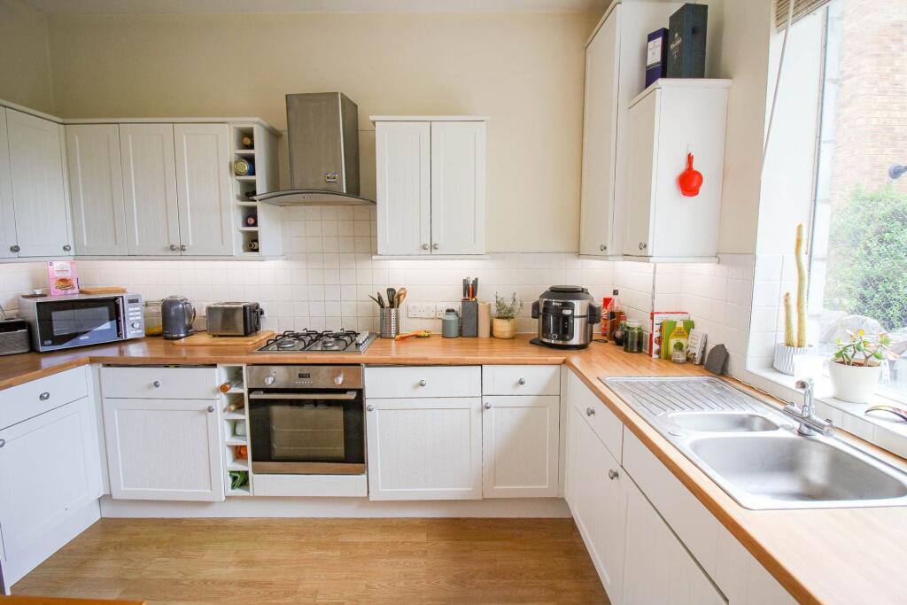 2 bed 1st Floor Flat for rent in Weston-Super-Mare. From Saxons Estate Agents - Weston Super Mare
