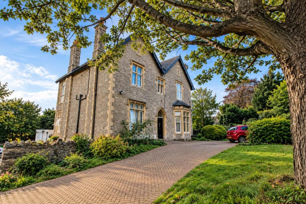 2 bed 1st Floor Flat for rent in Weston-Super-Mare. From Saxons Estate Agents - Weston Super Mare