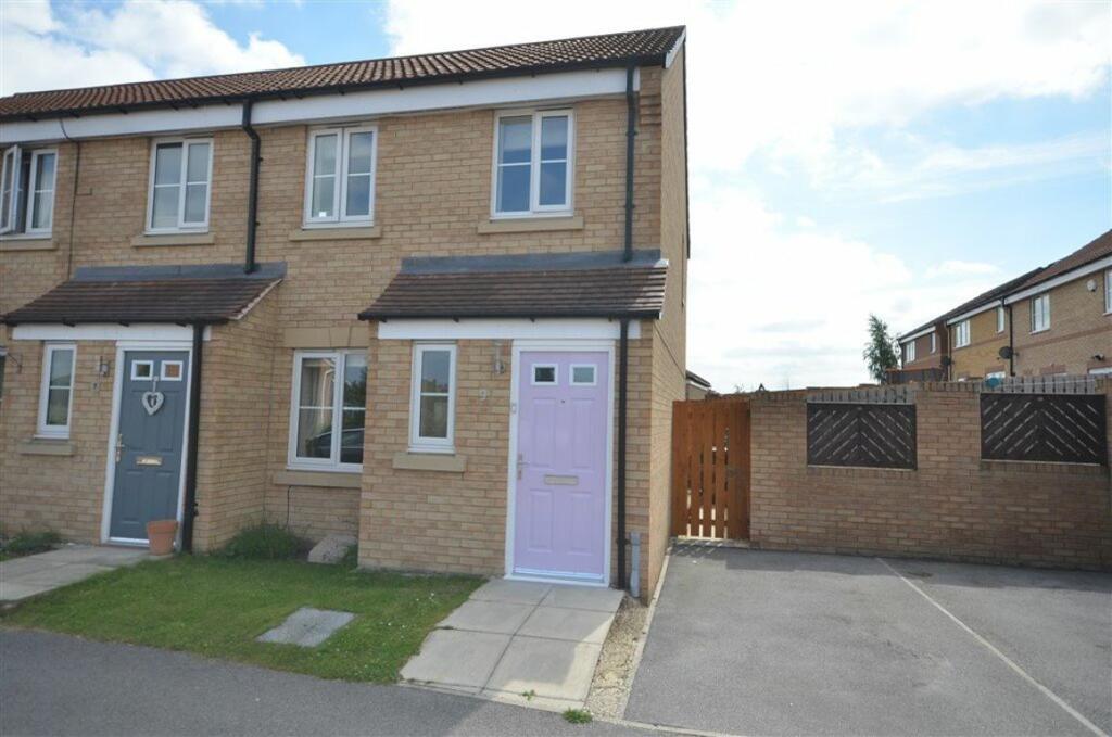 2 bed Town House for rent in Castleford. From Park Row Properties Ltd - Pontefract