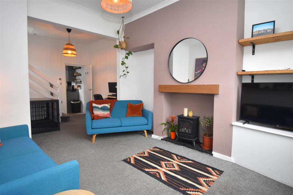 2 bed Mid Terraced House for rent in York. From Hudson Moody - Micklegate