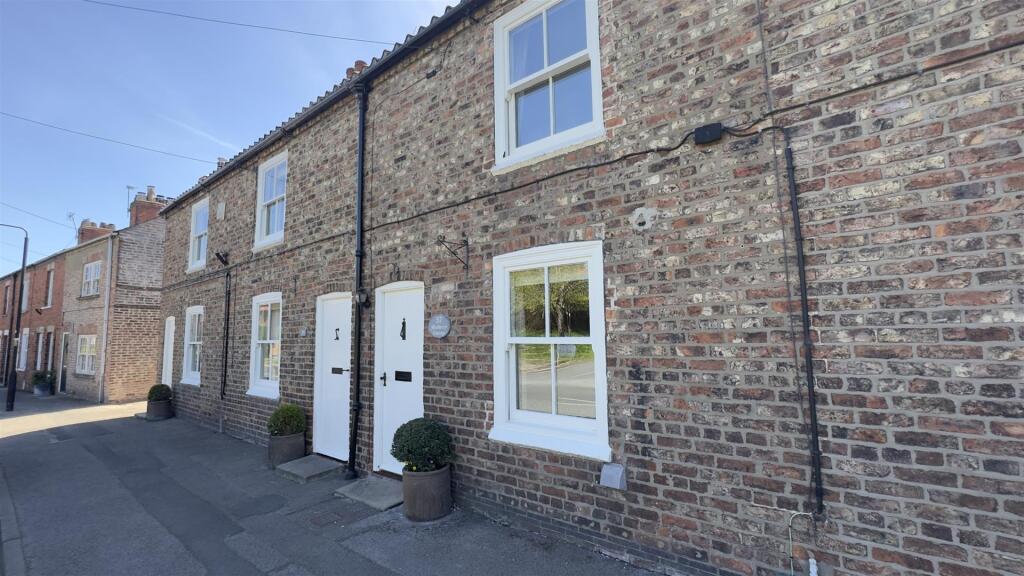 2 bed Mid Terraced House for rent in York. From Hudson Moody - Micklegate