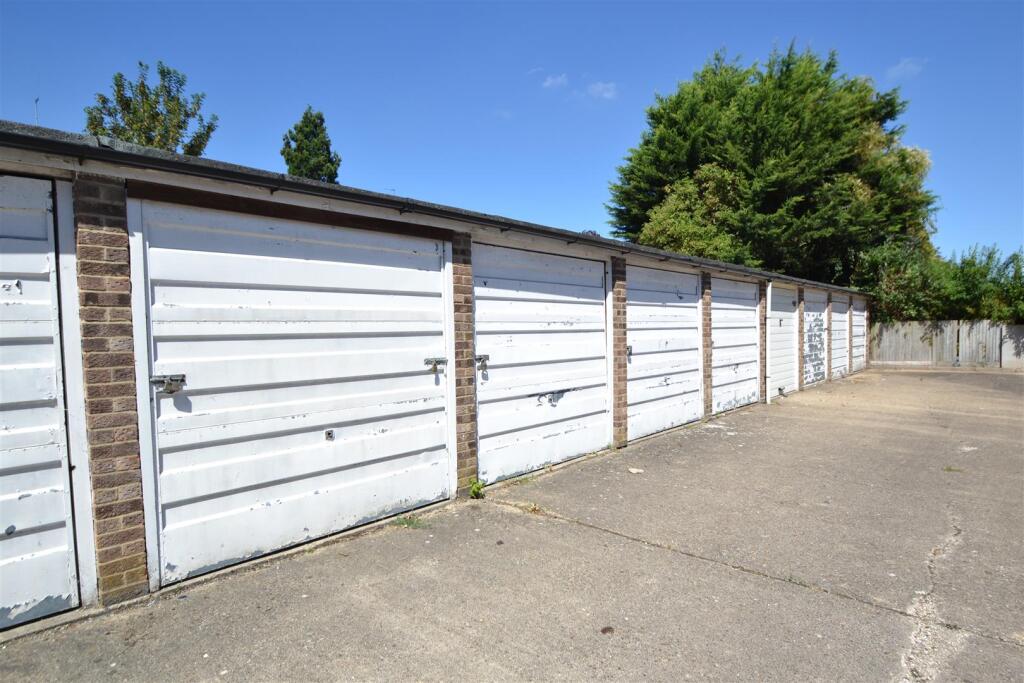 4 bed Detached for rent in Wormley West End. From Kirby Colletti 4 bed Detached for rent in Wormley West End. From Kirby Colletti