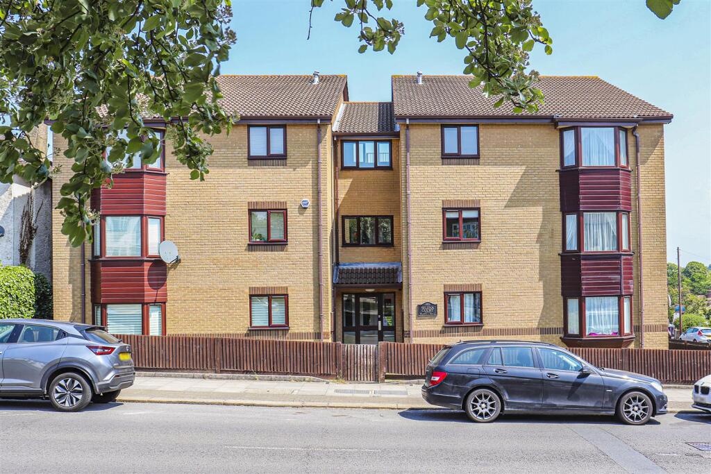 1 bed 1st Floor Flat for rent in Friern Barnet. From Kirby Colletti