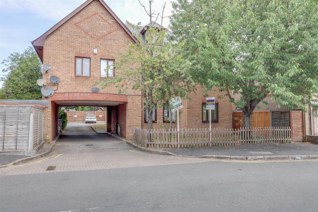 2 bed Apartment for rent in Cheshunt. From Kirby Colletti