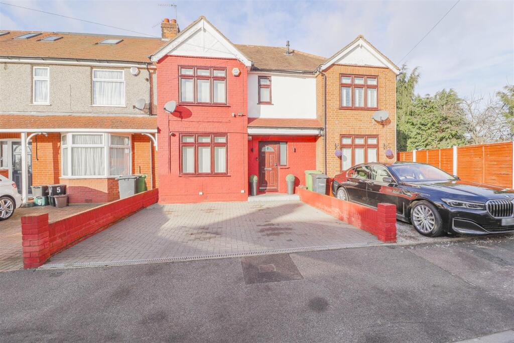 3 bed Mid Terraced House for rent in Cheshunt. From Kirby Colletti