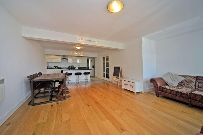 2 bed Apartment for rent in East Molesey. From Domains Property Services - East Molesey Sales 2 bed Apartment for rent in East Molesey. From Domains Property Services - East Molesey Sales