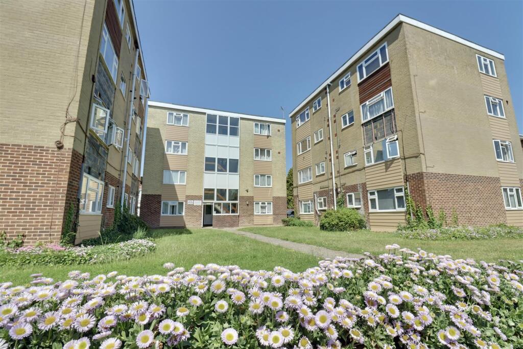 1 bed 1st Floor Flat for rent in Portsmouth. From Bernards Estate and Lettings Agents - Portsmouth Office