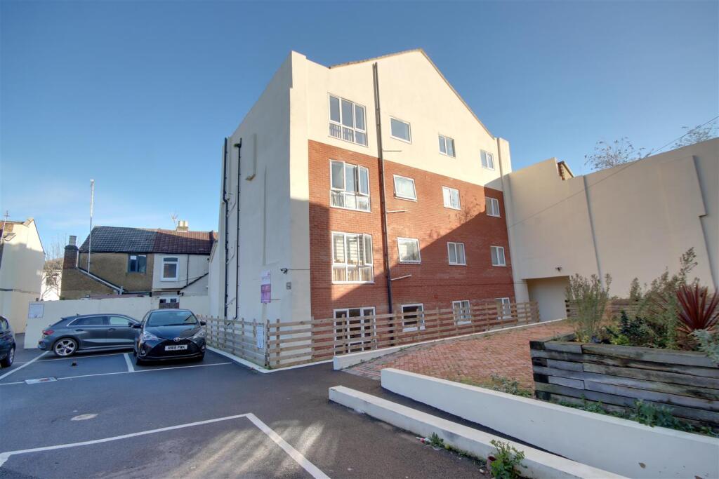 2 bed 1st Floor Flat for rent in Portsmouth. From Bernards Estate and Lettings Agents - Portsmouth Office