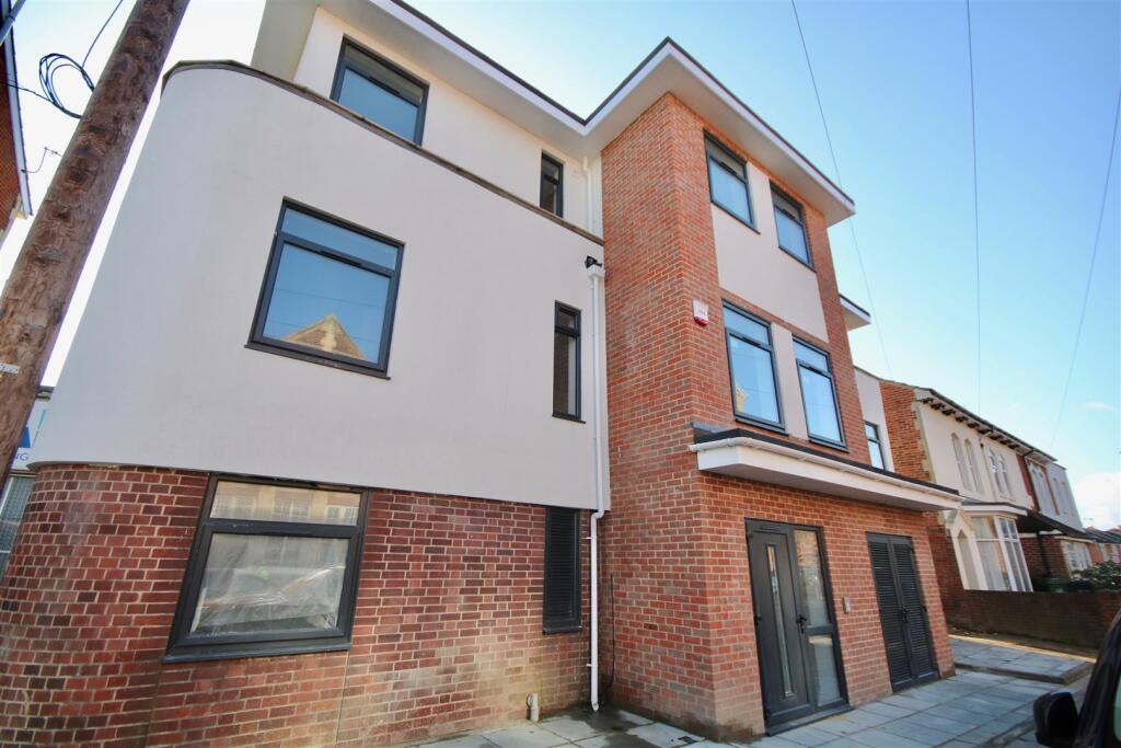 2 bed 1st Floor Flat for rent in Portsmouth. From Bernards Estate and Lettings Agents - Portsmouth Office 2 bed 1st Floor Flat for rent in Portsmouth. From Bernards Estate and Lettings Agents - Portsmouth Office