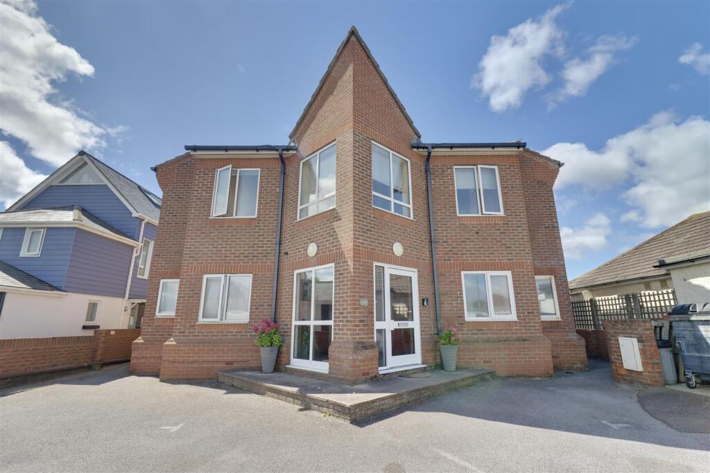 2 bed Detached for rent in Fleet. From Bernards Estate and Lettings Agents - Portsmouth Office