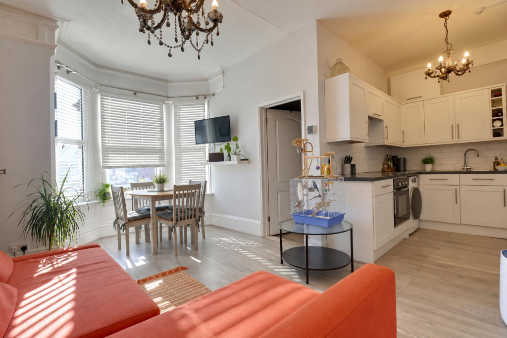 1 bed 1st Floor Flat for rent in Portsmouth. From Bernards Estate and Lettings Agents - Portsmouth Office