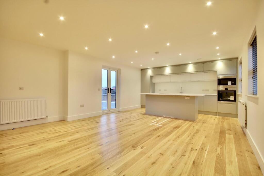 3 bed Penthouse for rent in Southwick. From Bernards Estate and Lettings Agents - Portsmouth Office 3 bed Penthouse for rent in Southwick. From Bernards Estate and Lettings Agents - Portsmouth Office