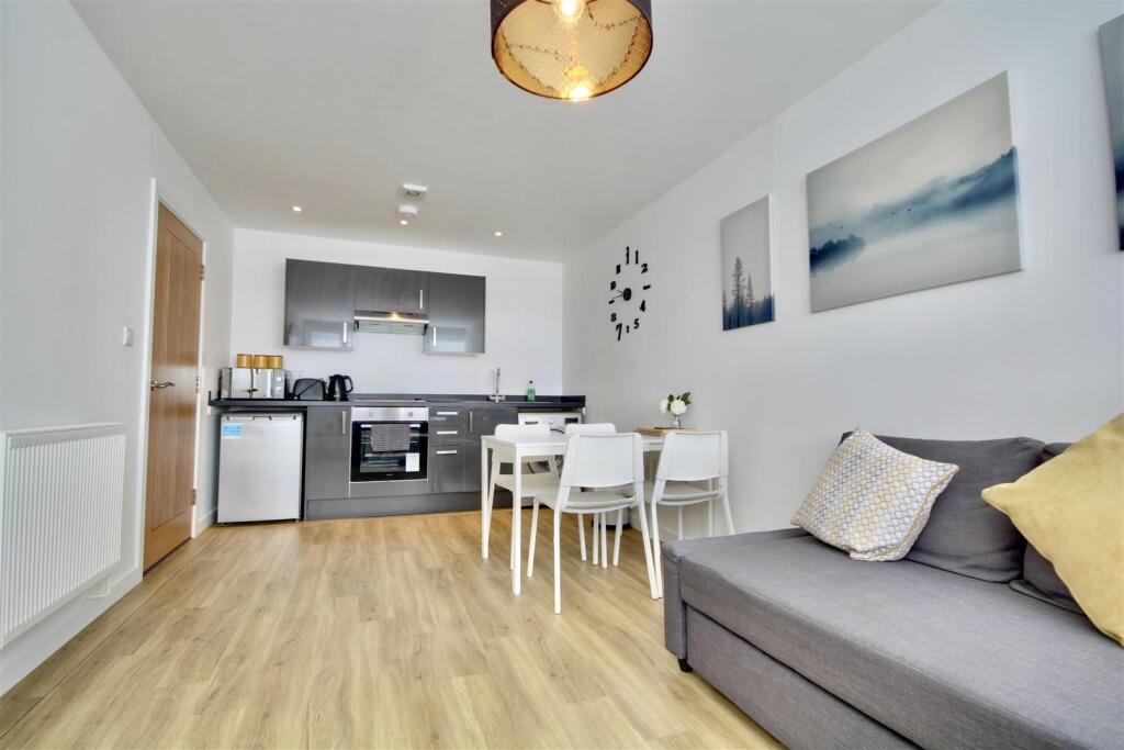 2 bed 1st Floor Flat for rent in Portsmouth. From Bernards Estate and Lettings Agents - Land & New Homes 2 bed 1st Floor Flat for rent in Portsmouth. From Bernards Estate and Lettings Agents - Land & New Homes