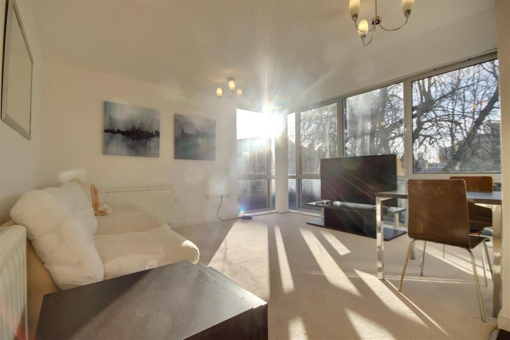 2 bed 1st Floor Flat for rent in Portsmouth. From Bernards Estate and Lettings Agents - Land & New Homes 2 bed 1st Floor Flat for rent in Portsmouth. From Bernards Estate and Lettings Agents - Land & New Homes