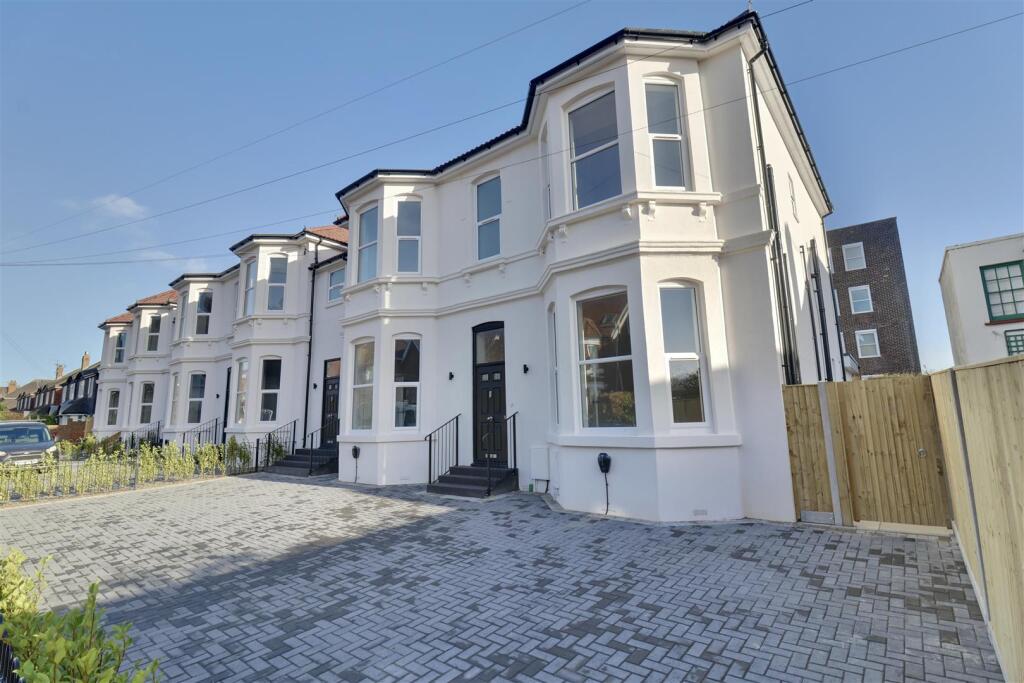 4 bed End of Terrace for rent in Portsmouth. From Bernards Estate and Lettings Agents - Land & New Homes