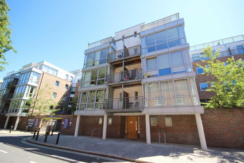 2 bed 1st Floor Flat for rent in Portsmouth. From Bernards Estate and Lettings Agents - Land & New Homes 2 bed 1st Floor Flat for rent in Portsmouth. From Bernards Estate and Lettings Agents - Land & New Homes