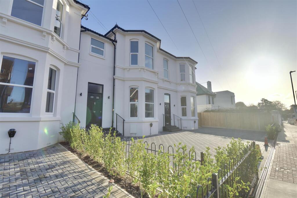 4 bed Semi Detached for rent in Portsmouth. From Bernards Estate and Lettings Agents - Land & New Homes 4 bed Semi Detached for rent in Portsmouth. From Bernards Estate and Lettings Agents - Land & New Homes