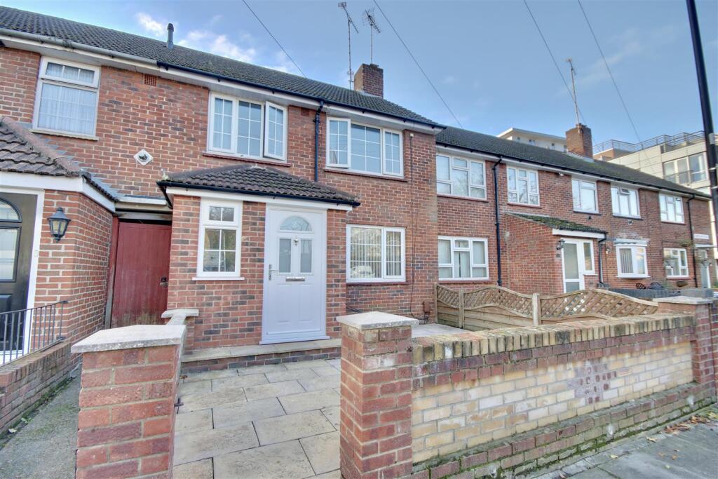 3 bed Mid Terraced House for rent in Portsmouth. From Bernards Estate and Lettings Agents - Land & New Homes 3 bed Mid Terraced House for rent in Portsmouth. From Bernards Estate and Lettings Agents - Land & New Homes