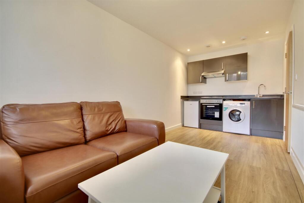 1 bed 1st Floor Flat for rent in Portsmouth. From Bernards Estate and Lettings Agents - Land & New Homes 1 bed 1st Floor Flat for rent in Portsmouth. From Bernards Estate and Lettings Agents - Land & New Homes