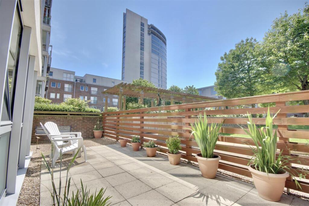 2 bed 1st Floor Flat for rent in Portsmouth. From Bernards Estate and Lettings Agents - Land & New Homes 2 bed 1st Floor Flat for rent in Portsmouth. From Bernards Estate and Lettings Agents - Land & New Homes