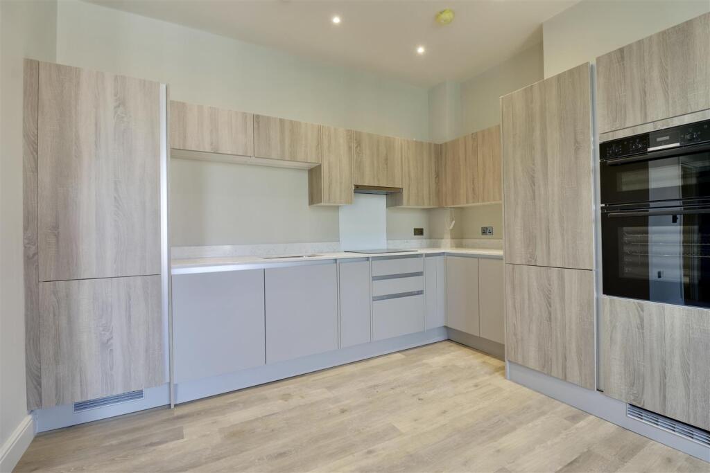 3 bed 1st Floor Flat for rent in . From Bernards Estate and Lettings Agents - Land & New Homes