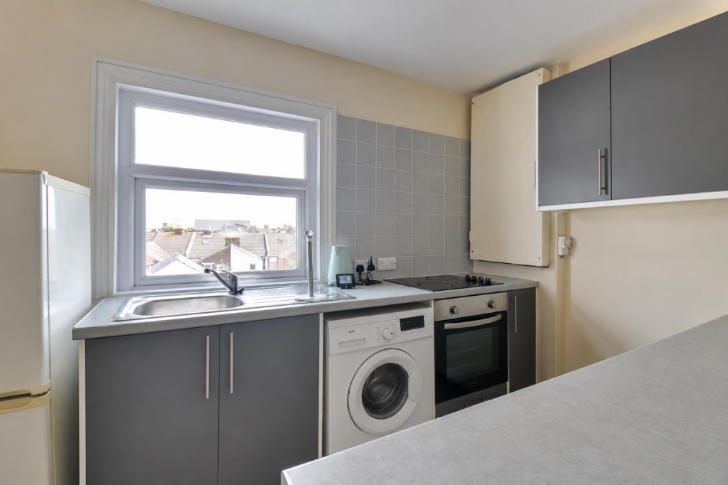 2 bed 1st Floor Flat for rent in Portsmouth. From Bernards Estate and Lettings Agents - Land & New Homes 2 bed 1st Floor Flat for rent in Portsmouth. From Bernards Estate and Lettings Agents - Land & New Homes