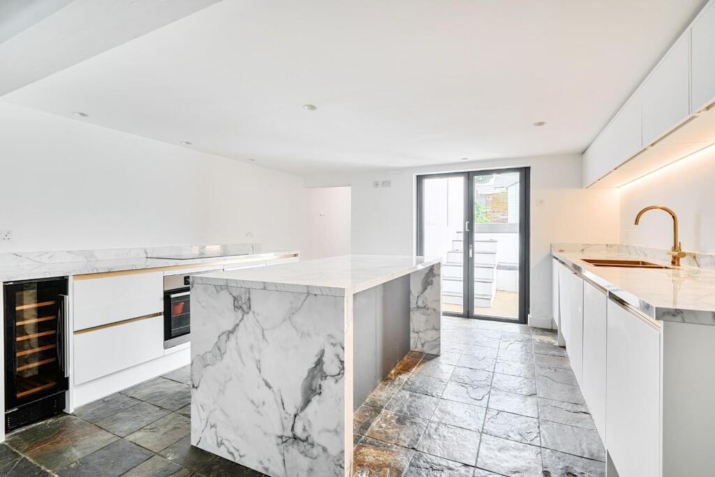 4 bed Town House for rent in Portsmouth. From Bernards Estate and Lettings Agents - Land & New Homes