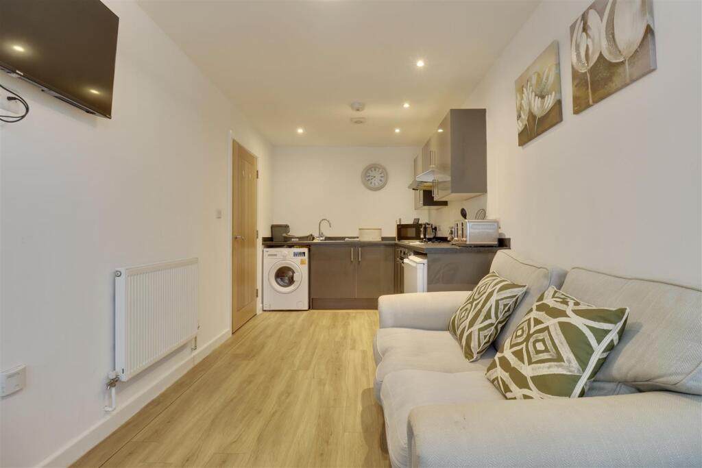 2 bed 1st Floor Flat for rent in Portsmouth. From Bernards Estate and Lettings Agents - Land & New Homes 2 bed 1st Floor Flat for rent in Portsmouth. From Bernards Estate and Lettings Agents - Land & New Homes