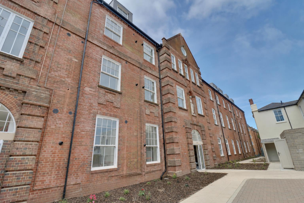 2 bed 1st Floor Flat for rent in . From Bernards Estate and Lettings Agents - Land & New Homes