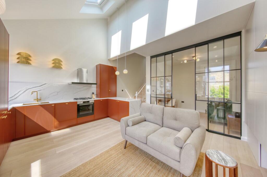 2 bed 1st Floor Flat for rent in Battersea. From John Thorogood - London