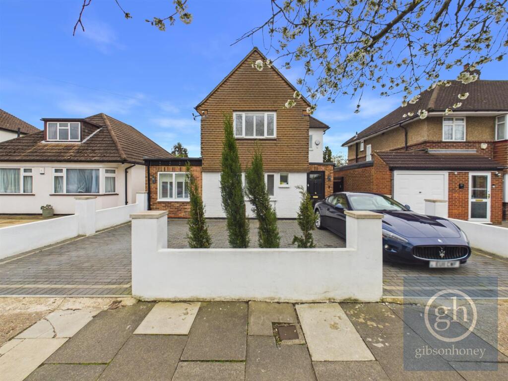 4 bed Detached for rent in Ruislip. From The Gibson Honey Partnership 4 bed Detached for rent in Ruislip. From The Gibson Honey Partnership