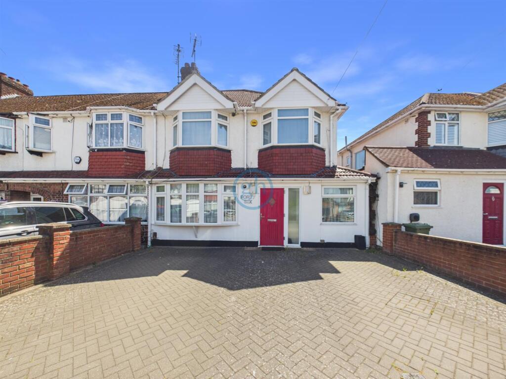 5 bed End of Terrace for rent in Ruislip. From The Gibson Honey Partnership