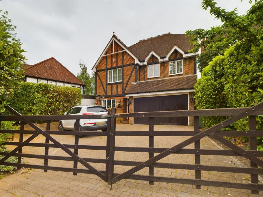 5 bed Detached for rent in Ruislip. From The Gibson Honey Partnership 5 bed Detached for rent in Ruislip. From The Gibson Honey Partnership