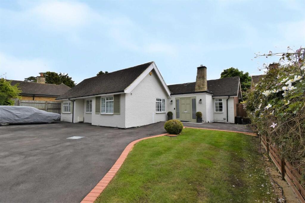 4 bed Detached bungalow for rent in Ruislip. From The Gibson Honey Partnership 4 bed Detached bungalow for rent in Ruislip. From The Gibson Honey Partnership