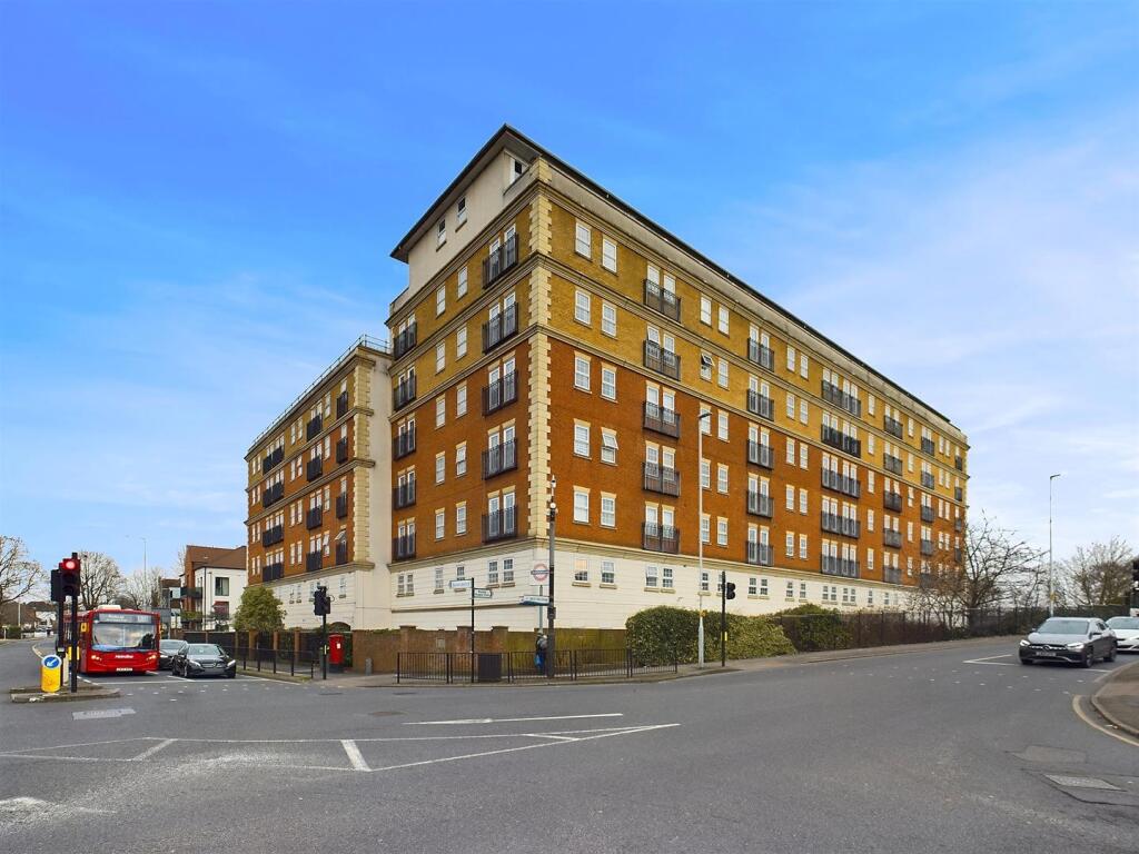 2 bed Penthouse for rent in Ruislip. From The Gibson Honey Partnership 2 bed Penthouse for rent in Ruislip. From The Gibson Honey Partnership