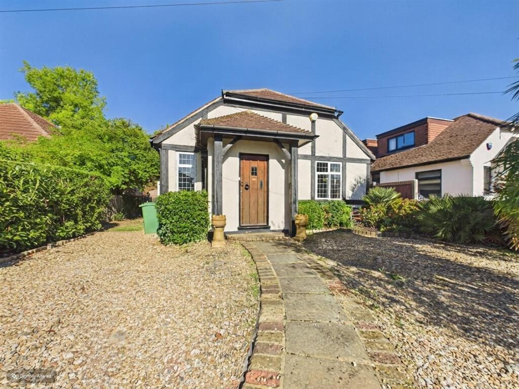 4 bed Detached bungalow for rent in Ruislip. From The Gibson Honey Partnership